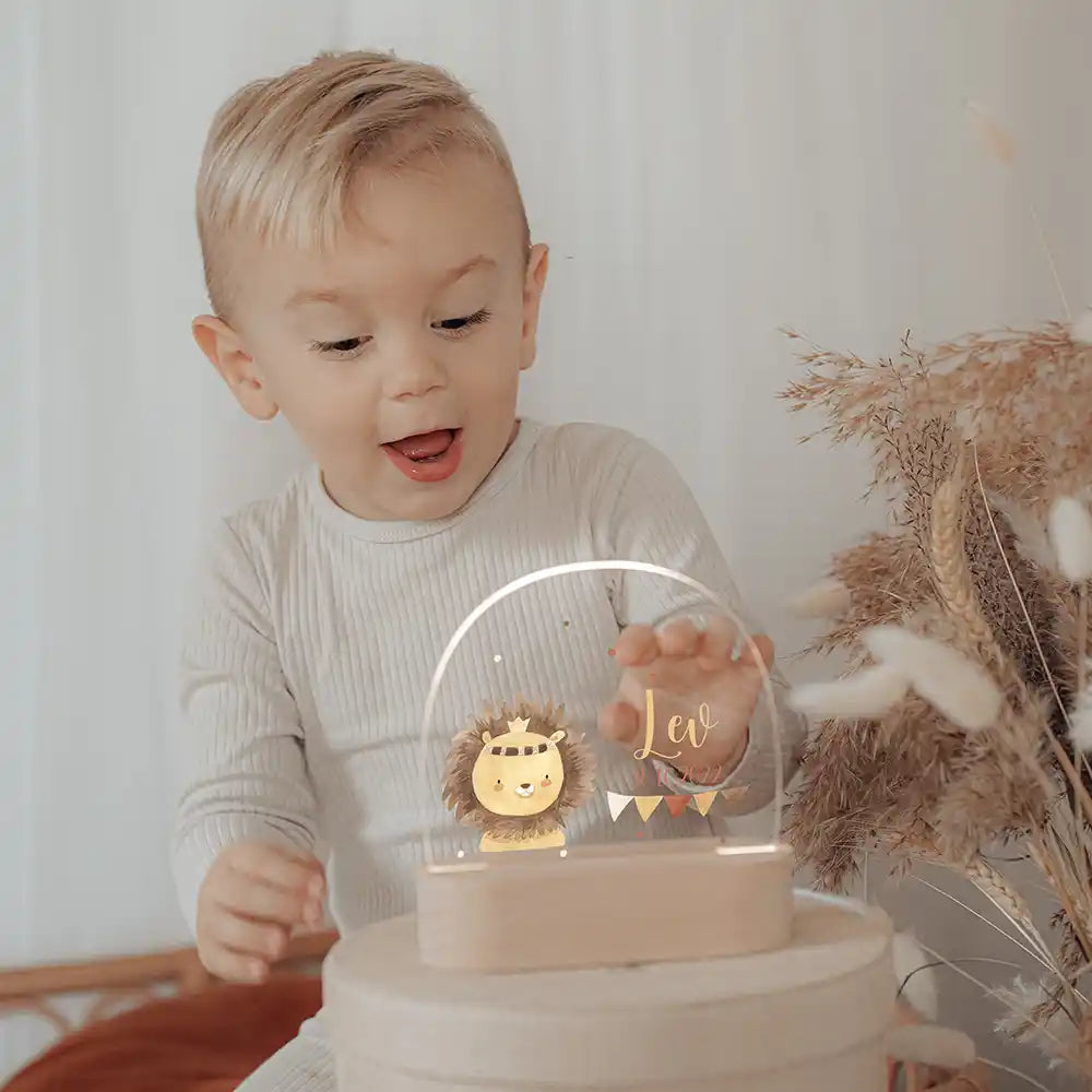Veilleuse enfant personnalisée Bébé lion boho – idée cadeau de naissance présentée par Kidsmood