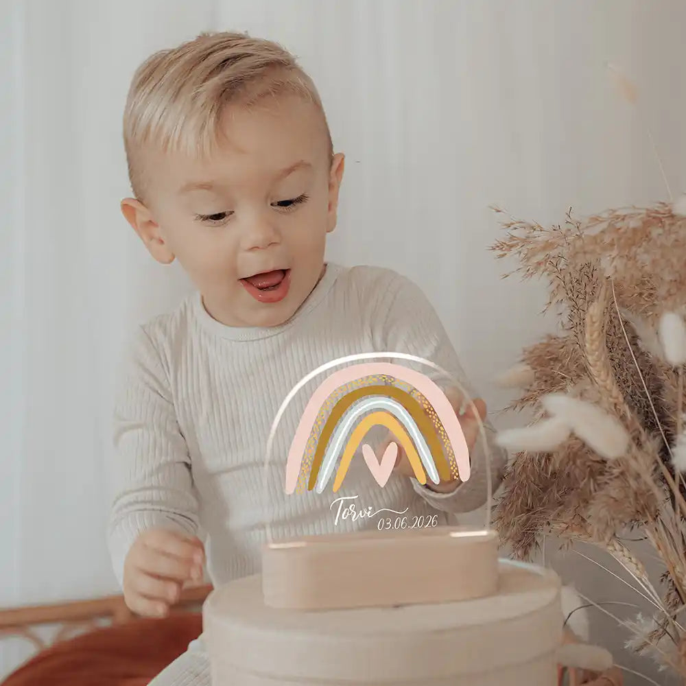 Veilleuse enfant personnalisée Arc-en-ciel fille – idée cadeau de naissance présentée par Kidsmood