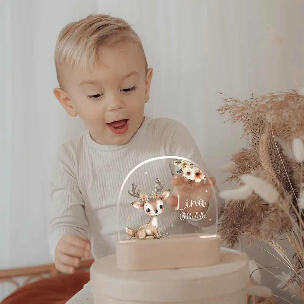 Veilleuse enfant personnalisée Bébé faon – idée cadeau de naissance présentée par Kidsmood