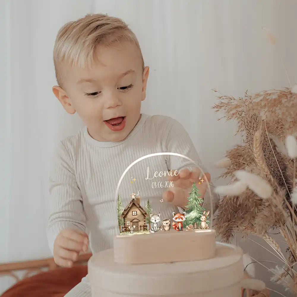 Veilleuse enfant personnalisée Petits amis de la forêt – idée cadeau de naissance présentée par Kidsmood