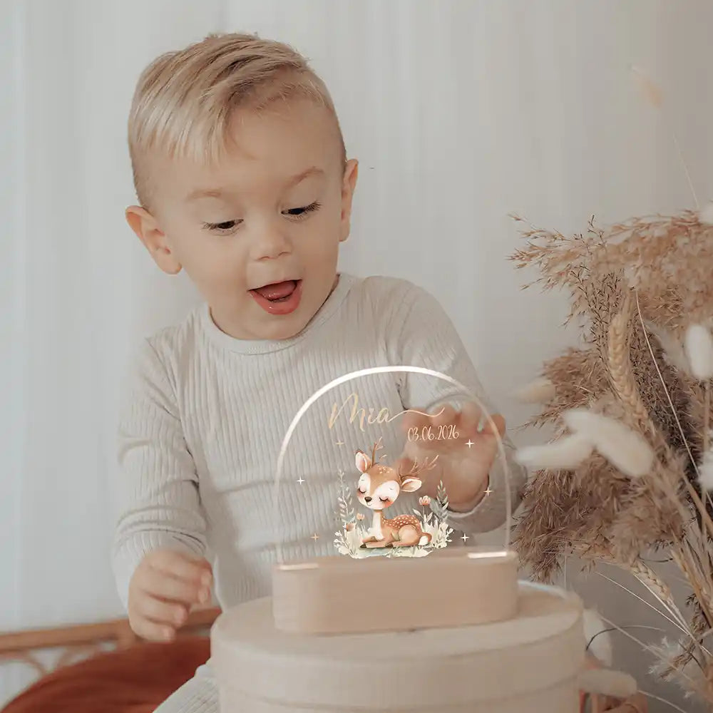 Veilleuse enfant personnalisée Faon endormi – idée cadeau de naissance présentée par Kidsmood