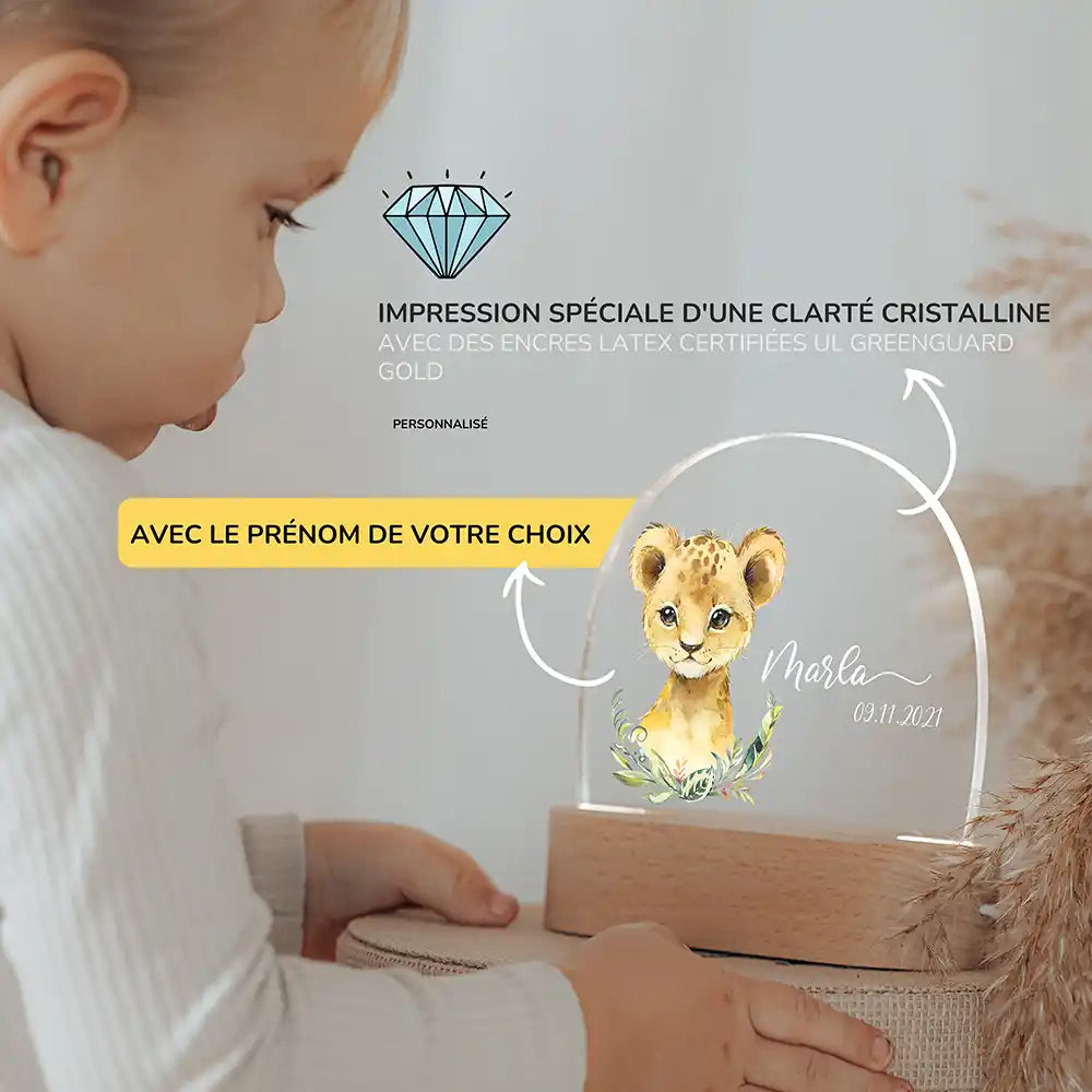 Veilleuse enfant personnalisée Petit lion – présentation du produit par l'atelier familial Kidsmood