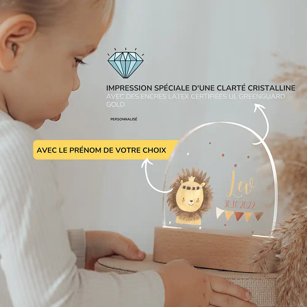 Veilleuse enfant personnalisée Bébé lion boho – présentation du produit par l'atelier familial Kidsmood