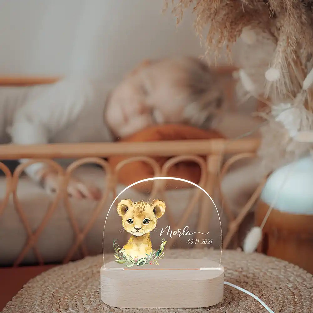 Veilleuse enfant personnalisée Petit lion – aperçu lifestyle de la lampe dans un intérieur chaleureux