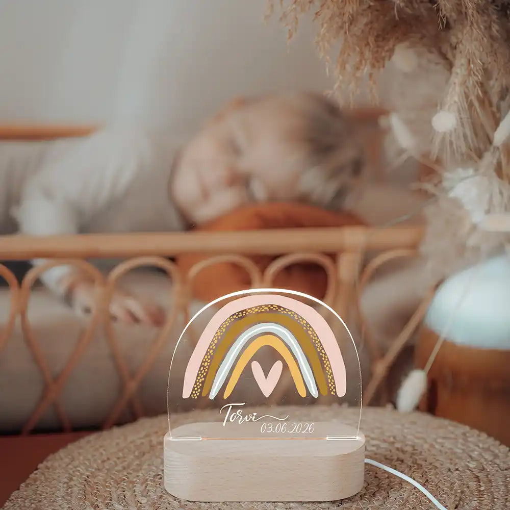 Veilleuse enfant personnalisée Arc-en-ciel fille – aperçu lifestyle de la lampe dans un intérieur chaleureux