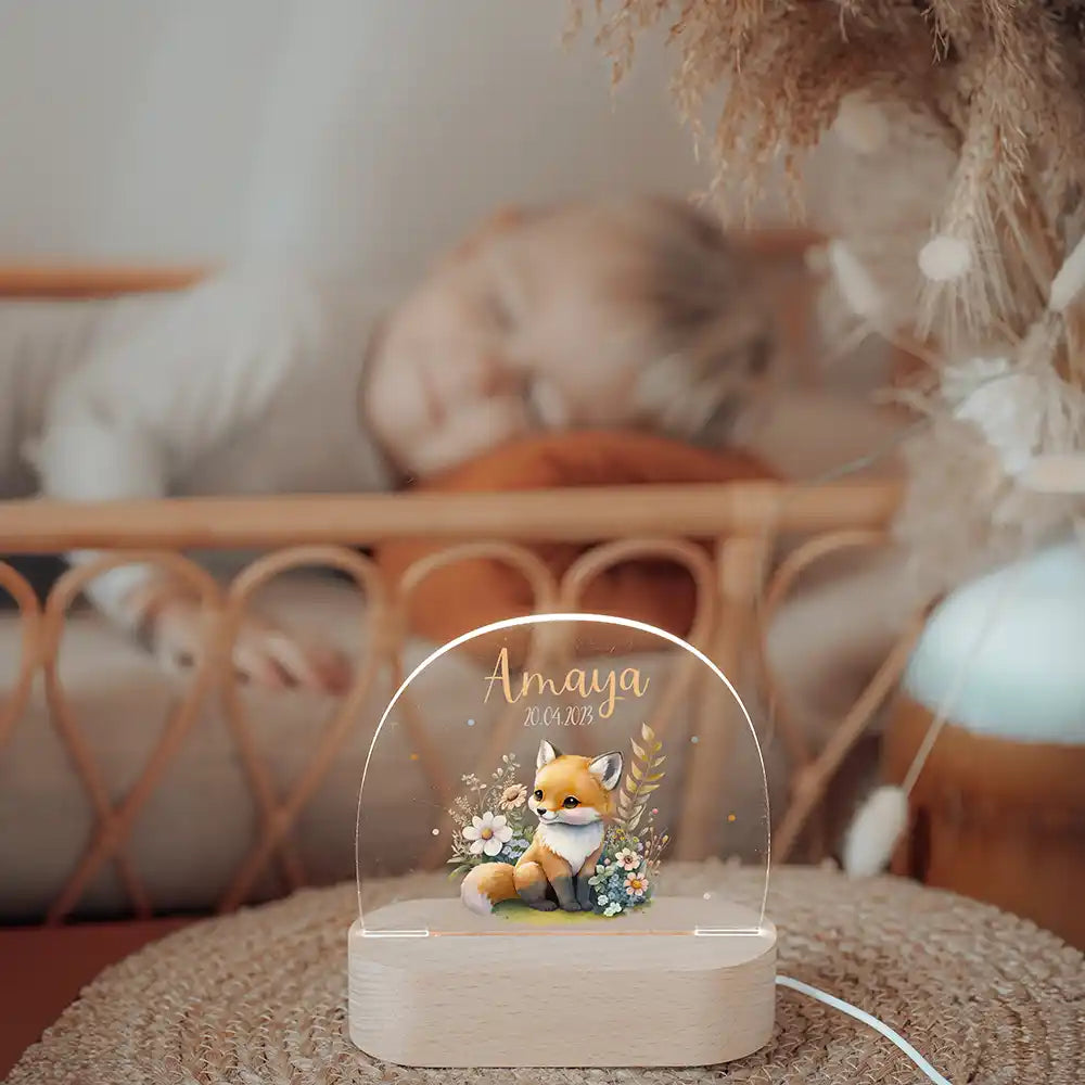 Veilleuse enfant personnalisée Bébé renard – aperçu lifestyle de la lampe dans un intérieur chaleureux