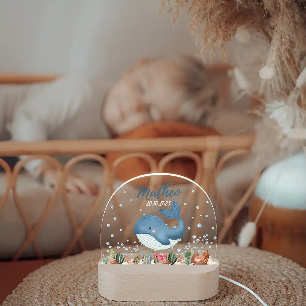 Veilleuse enfant personnalisée Baleine – aperçu lifestyle de la lampe dans un intérieur chaleureux