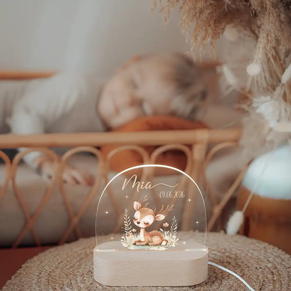 Veilleuse enfant personnalisée Faon endormi – aperçu lifestyle de la lampe dans un intérieur chaleureux