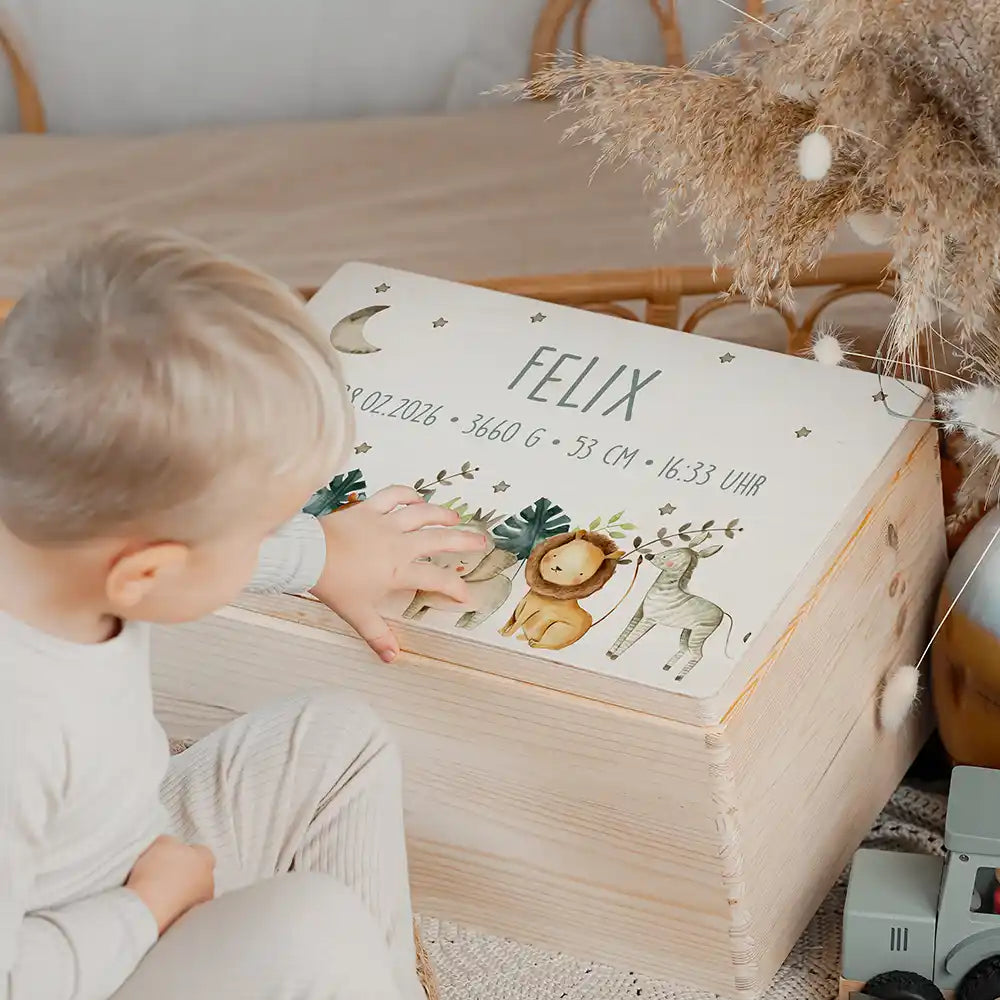 Boîte à souvenirs bébé personnalisée Animaux de la savane – coffret en bois dans la chambre d'enfant